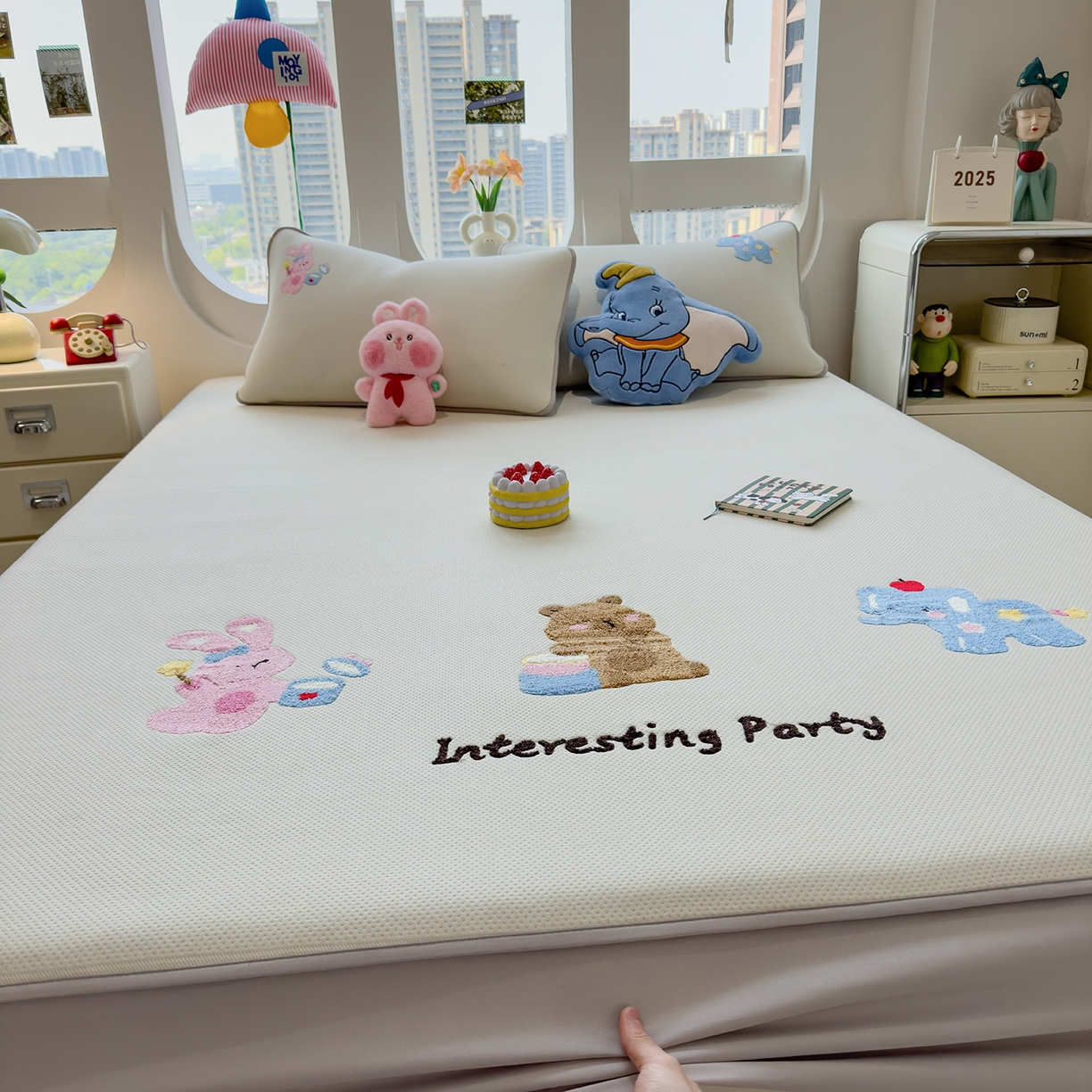 91家纺网 家纺一手货源 找家纺 眠多宝 2025新款彩绒棉卡通毛巾绣夹棉床笠全包围床垫保护套 萌友派对-云絮米