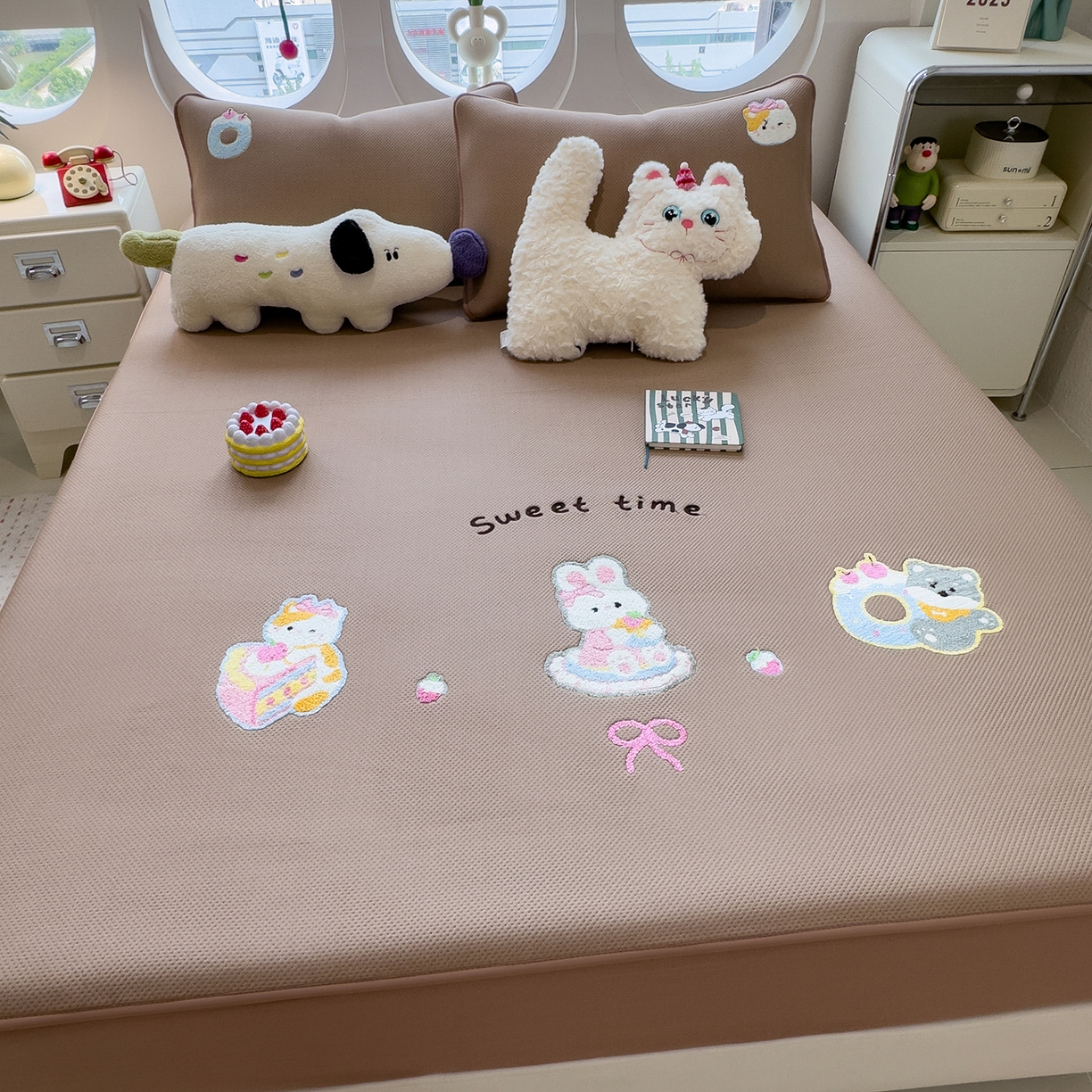 91家纺网 家纺一手货源 找家纺 眠多宝 2025新款彩绒棉卡通毛巾绣夹棉床笠全包围床垫保护套 甜睡童话-绒布咖