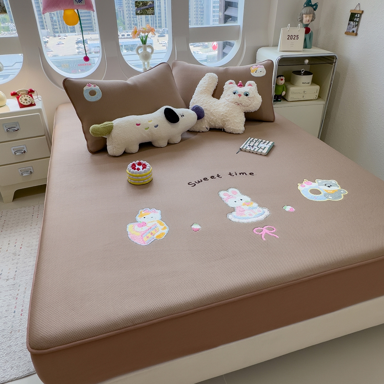 91家纺网 家纺一手货源 找家纺 眠多宝 2025新款彩绒棉卡通毛巾绣夹棉床笠全包围床垫保护套 甜睡童话-绒布咖