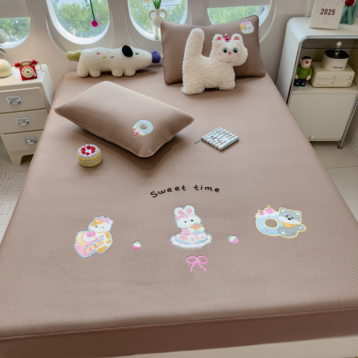 91家纺网 家纺一手货源 找家纺 眠多宝 2025新款彩绒棉卡通毛巾绣夹棉床笠全包围床垫保护套 甜睡童话-绒布咖