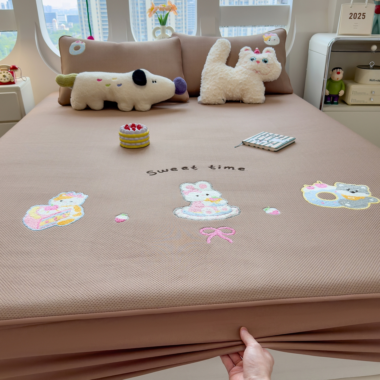 91家纺网 家纺一手货源 找家纺 眠多宝 2025新款彩绒棉卡通毛巾绣夹棉床笠全包围床垫保护套 甜睡童话-绒布咖