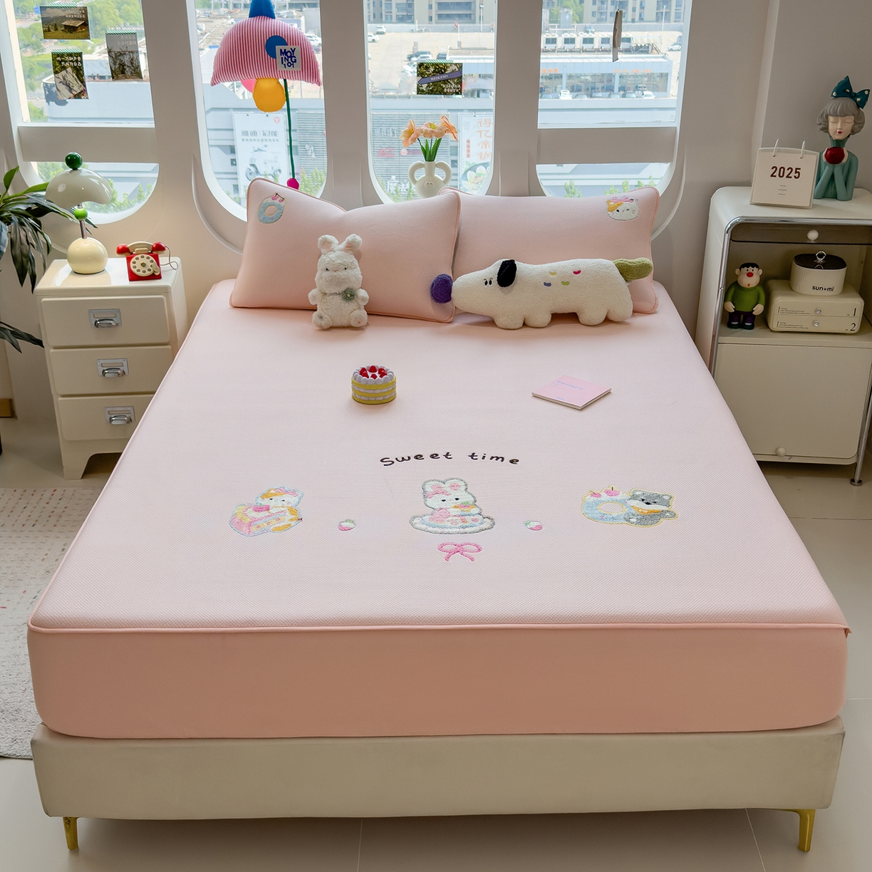 91家纺网 家纺一手货源 找家纺 眠多宝 2025新款彩绒棉卡通毛巾绣夹棉床笠全包围床垫保护套 甜睡童话-樱雾粉