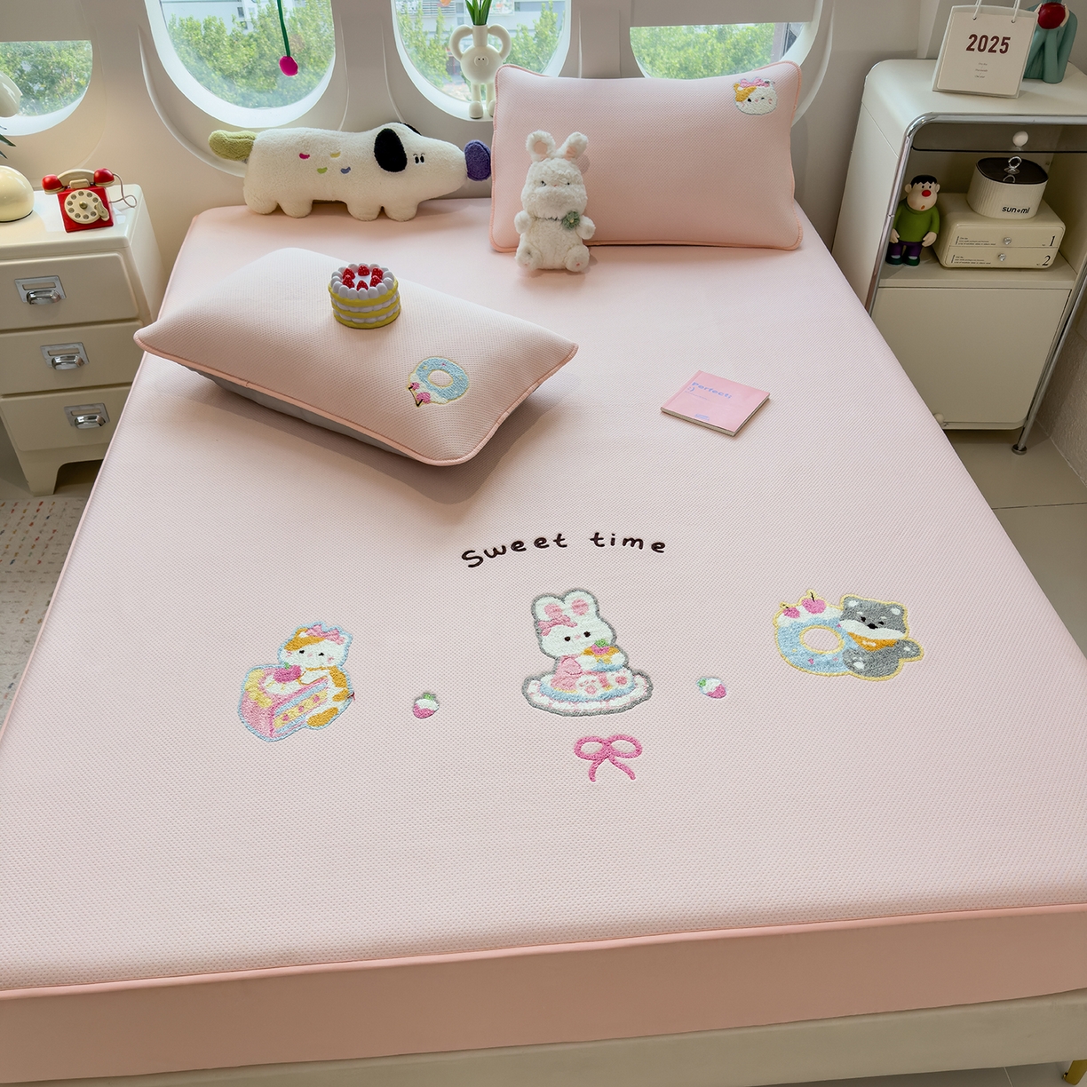 91家纺网 家纺一手货源 找家纺 眠多宝 2025新款彩绒棉卡通毛巾绣夹棉床笠全包围床垫保护套 甜睡童话-樱雾粉