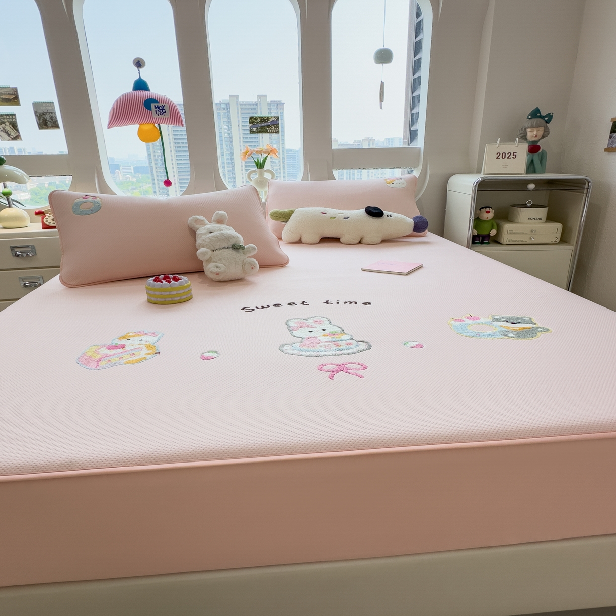 91家纺网 家纺一手货源 找家纺 眠多宝 2025新款彩绒棉卡通毛巾绣夹棉床笠全包围床垫保护套 甜睡童话-樱雾粉