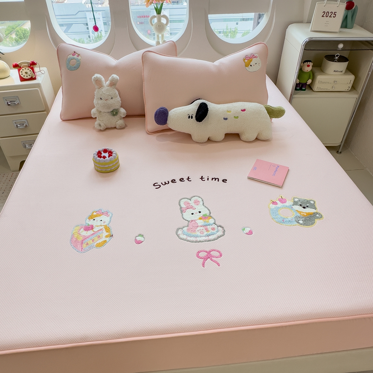 91家纺网 家纺一手货源 找家纺 眠多宝 2025新款彩绒棉卡通毛巾绣夹棉床笠全包围床垫保护套 甜睡童话-樱雾粉