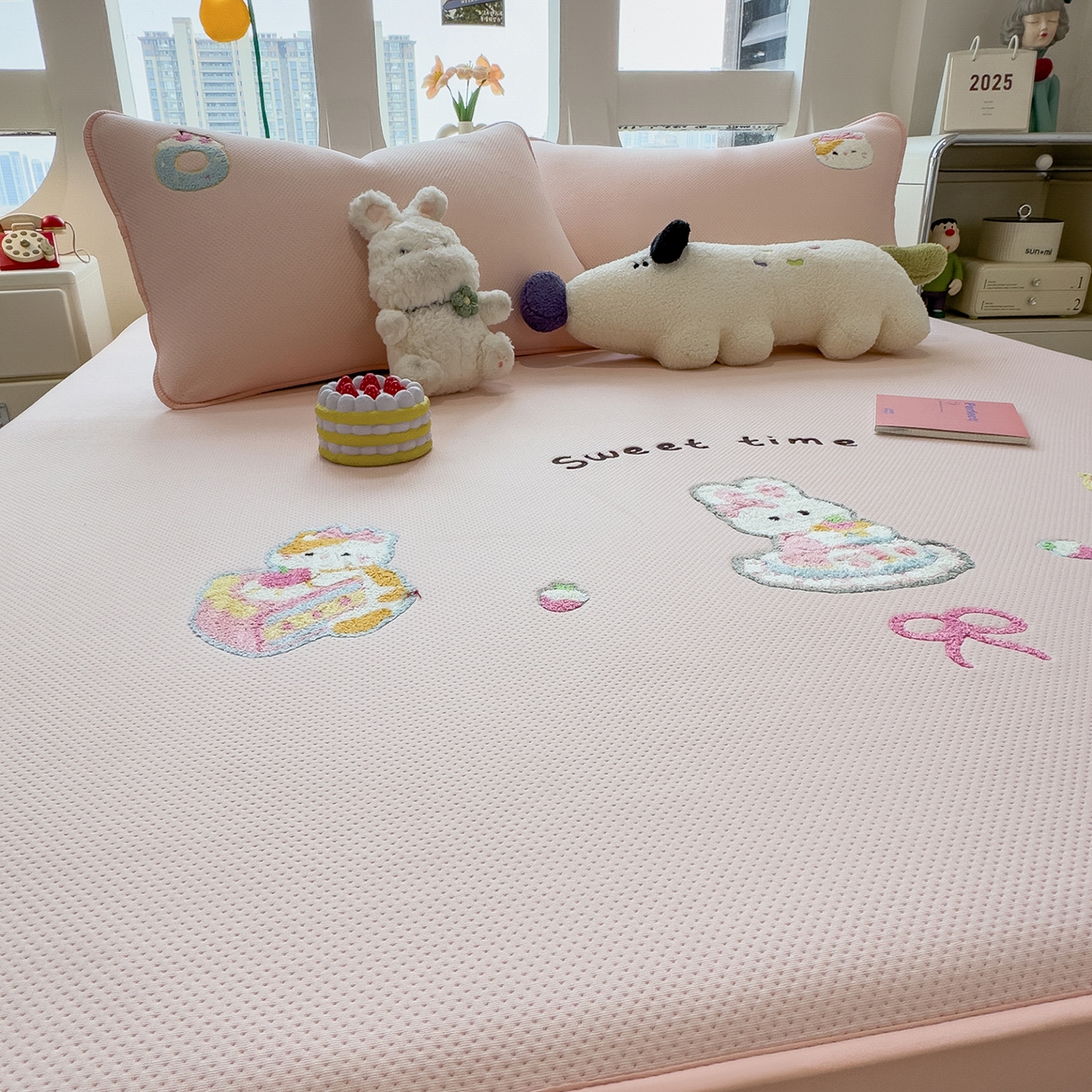 91家纺网 家纺一手货源 找家纺 眠多宝 2025新款彩绒棉卡通毛巾绣夹棉床笠全包围床垫保护套 甜睡童话-樱雾粉