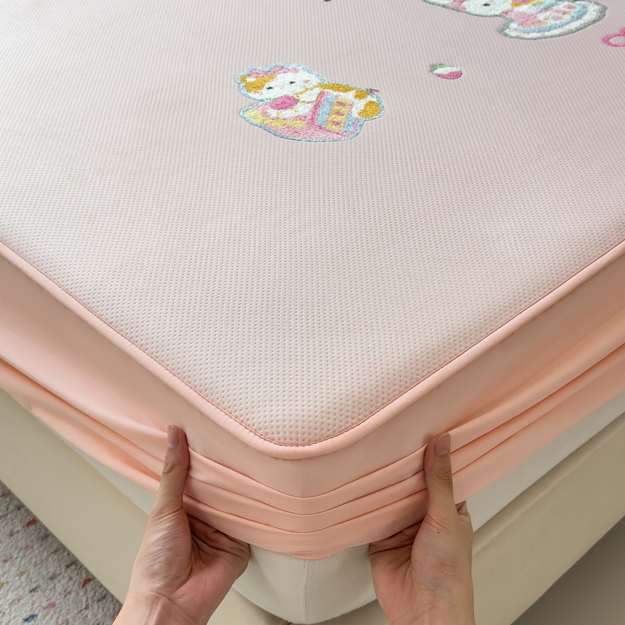 91家纺网 家纺一手货源 找家纺 眠多宝 2025新款彩绒棉卡通毛巾绣夹棉床笠全包围床垫保护套 甜睡童话-樱雾粉