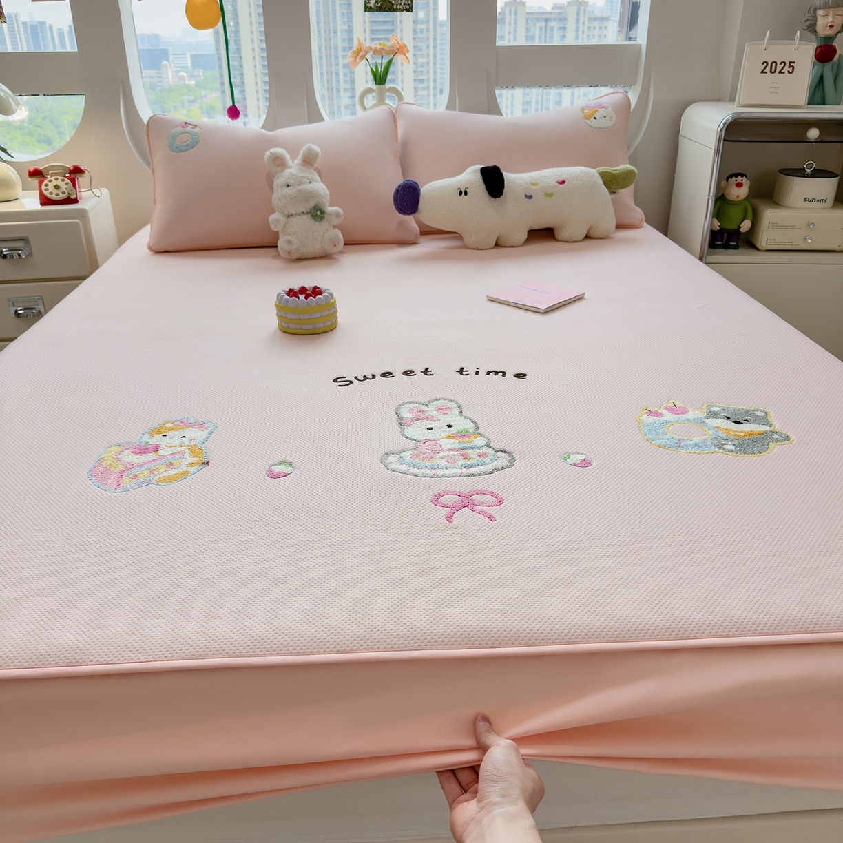 91家纺网 家纺一手货源 找家纺 眠多宝 2025新款彩绒棉卡通毛巾绣夹棉床笠全包围床垫保护套 甜睡童话-樱雾粉
