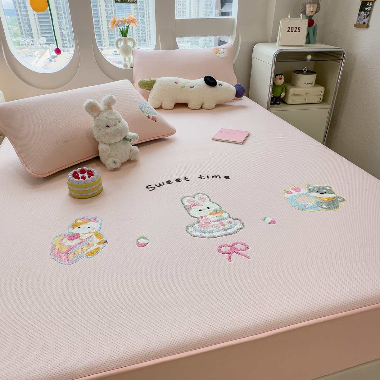 91家纺网 家纺一手货源 找家纺 眠多宝 2025新款彩绒棉卡通毛巾绣夹棉床笠全包围床垫保护套 甜睡童话-樱雾粉