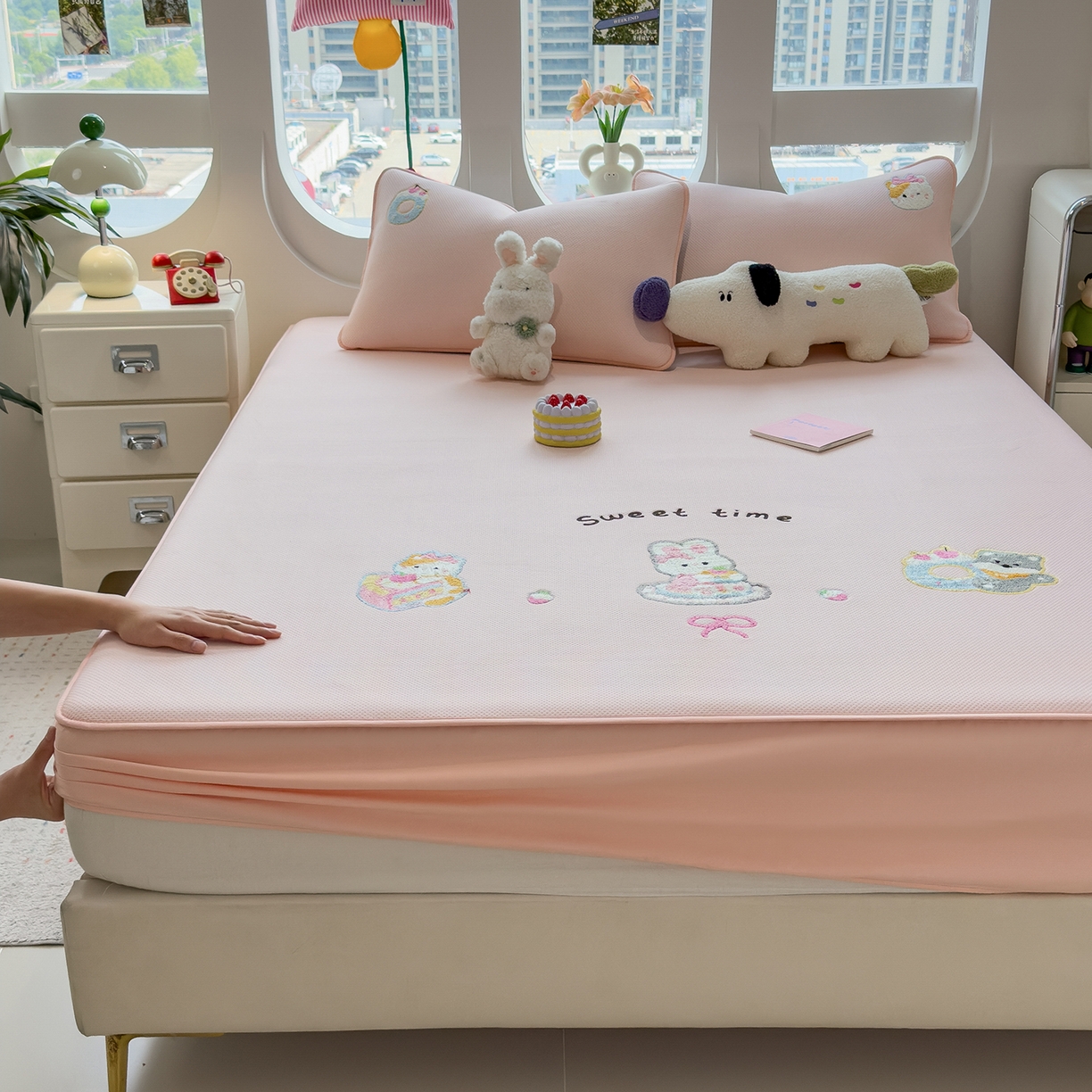 91家纺网 家纺一手货源 找家纺 眠多宝 2025新款彩绒棉卡通毛巾绣夹棉床笠全包围床垫保护套 甜睡童话-樱雾粉