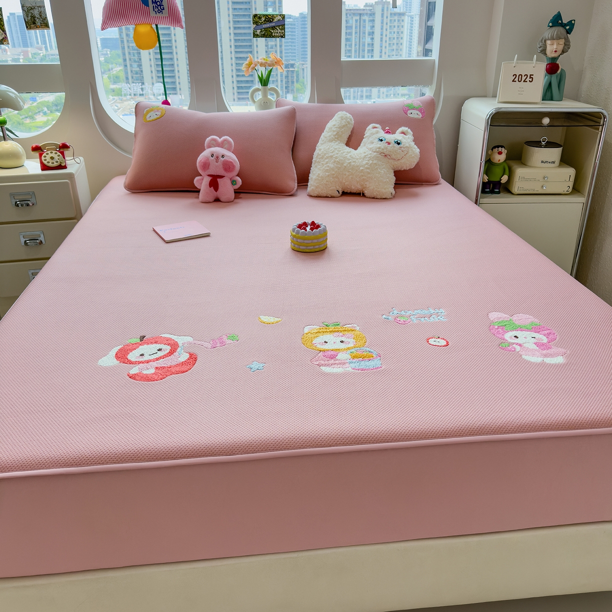 91家纺网 家纺一手货源 找家纺 眠多宝 2025新款彩绒棉卡通毛巾绣夹棉床笠全包围床垫保护套 甜心派对-绯云粉