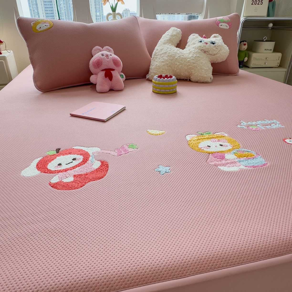 91家纺网 家纺一手货源 找家纺 眠多宝 2025新款彩绒棉卡通毛巾绣夹棉床笠全包围床垫保护套 甜心派对-绯云粉