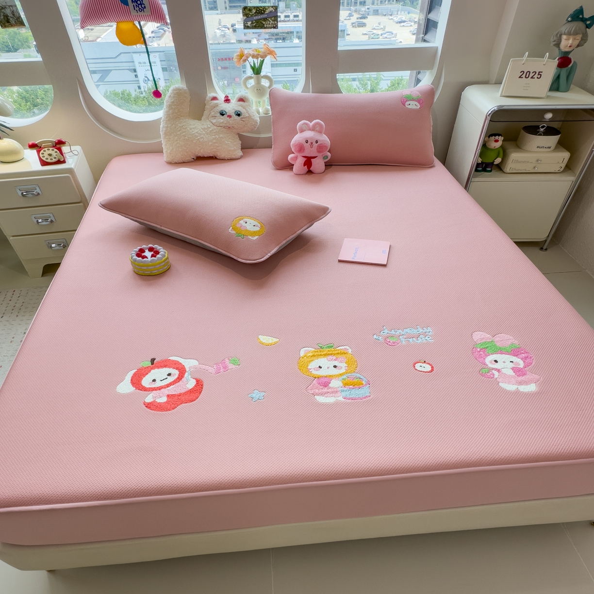 91家纺网 家纺一手货源 找家纺 眠多宝 2025新款彩绒棉卡通毛巾绣夹棉床笠全包围床垫保护套 甜心派对-绯云粉