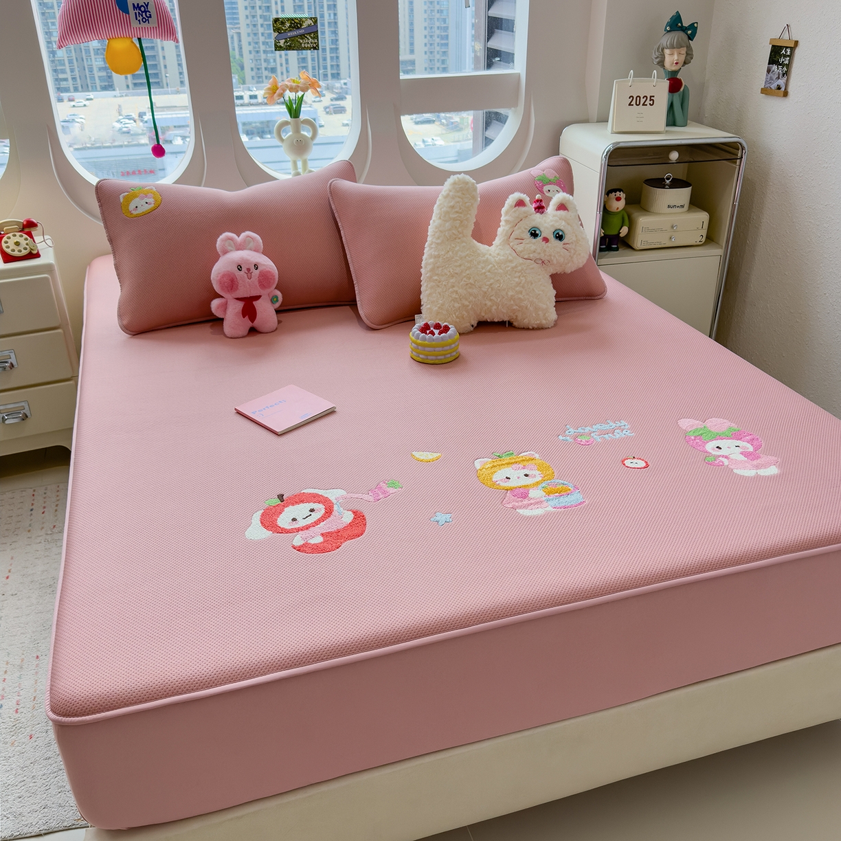 91家纺网 家纺一手货源 找家纺 眠多宝 2025新款彩绒棉卡通毛巾绣夹棉床笠全包围床垫保护套 甜心派对-绯云粉