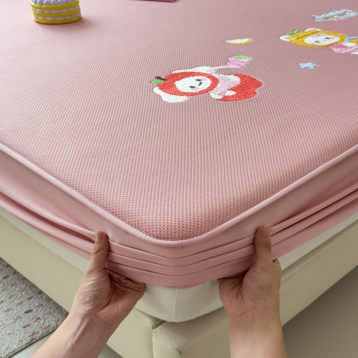 91家纺网 家纺一手货源 找家纺 眠多宝 2025新款彩绒棉卡通毛巾绣夹棉床笠全包围床垫保护套 甜心派对-绯云粉