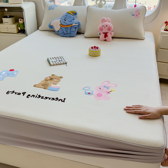 眠多宝 2025新款彩绒棉卡通毛巾绣夹棉床笠全包围床垫保护套 萌友派对-云絮米