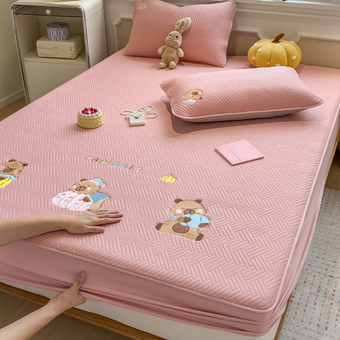 91家纺网 家纺一手货源 找家纺 （总）眠多宝 2025新款三联刺绣卡通夹棉床笠全包围床垫保护套