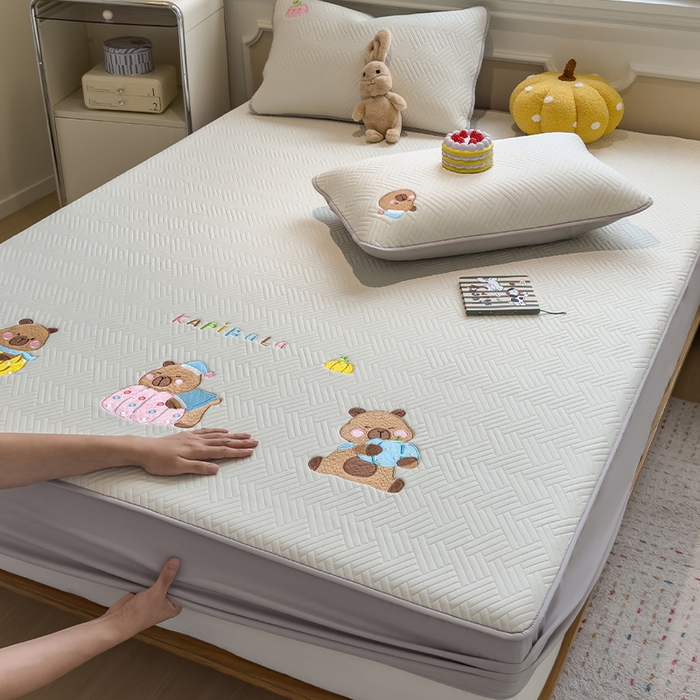 91家纺网 家纺一手货源 找家纺 （总）眠多宝 2025新款三联刺绣卡通夹棉床笠全包围床垫保护套