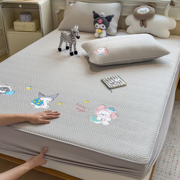 91家纺网 家纺一手货源 找家纺 （总）眠多宝 2025新款三联刺绣卡通夹棉床笠全包围床垫保护套