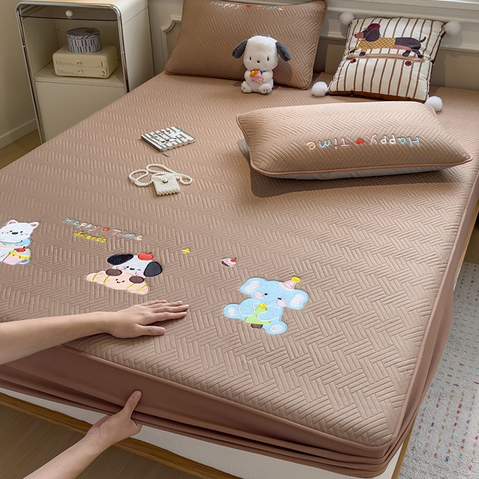 91家纺网 家纺一手货源 找家纺 （总）眠多宝 2025新款三联刺绣卡通夹棉床笠全包围床垫保护套