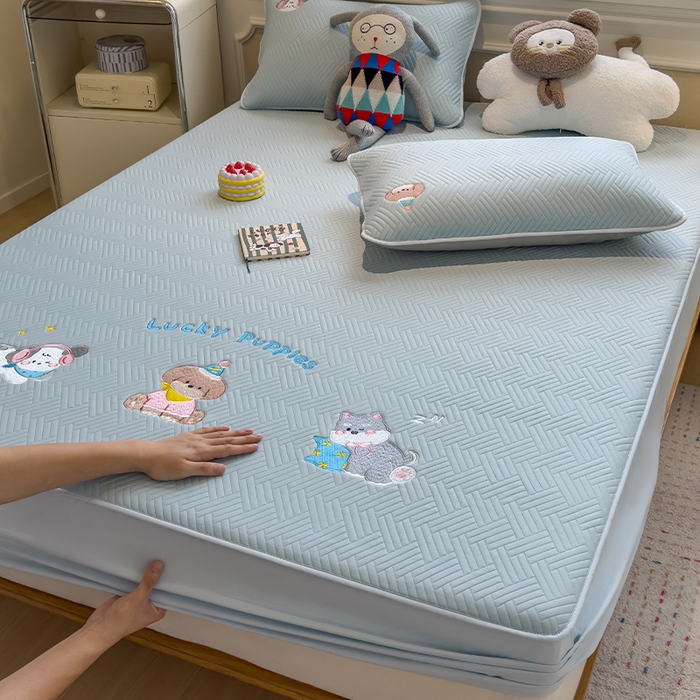 91家纺网 家纺一手货源 找家纺 （总）眠多宝 2025新款三联刺绣卡通夹棉床笠全包围床垫保护套