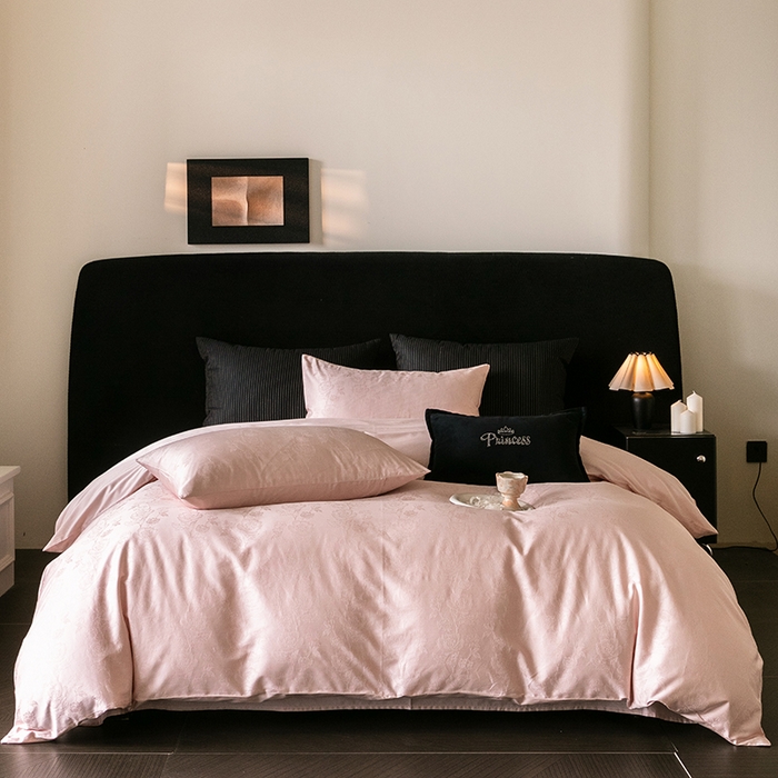 91家纺网 家纺一手货源 找家纺 立奥被业 2025新款60支全棉贡缎提花四件套 暗香粉