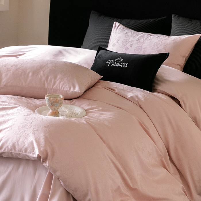 91家纺网 家纺一手货源 找家纺 立奥被业 2025新款60支全棉贡缎提花四件套 暗香粉