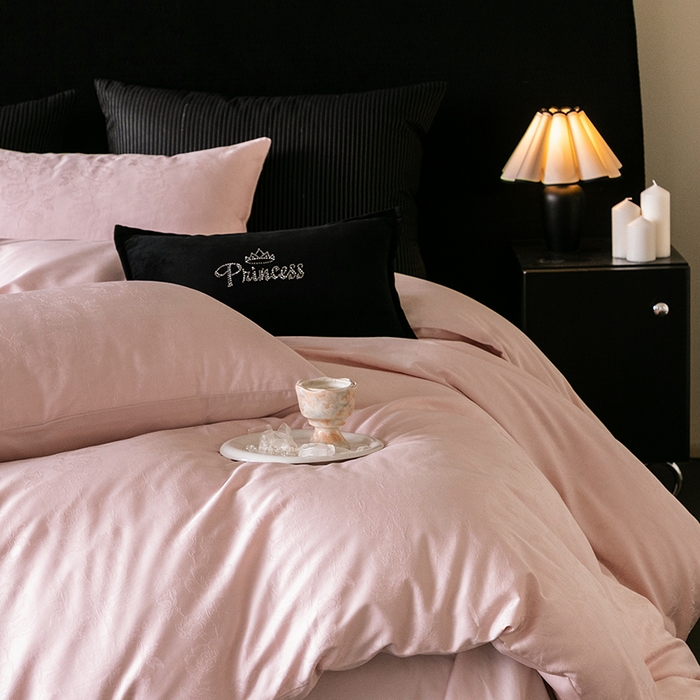 91家纺网 家纺一手货源 找家纺 立奥被业 2025新款60支全棉贡缎提花四件套 暗香粉