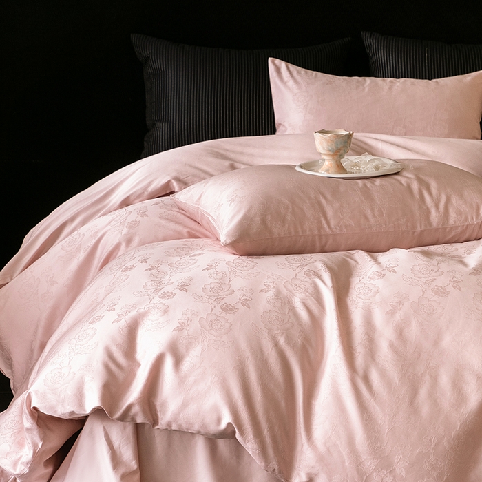 91家纺网 家纺一手货源 找家纺 立奥被业 2025新款60支全棉贡缎提花四件套 暗香粉