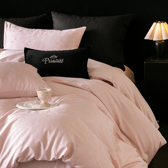 91家纺网 家纺一手货源 找家纺 立奥被业 2025新款60支全棉贡缎提花四件套 暗香粉