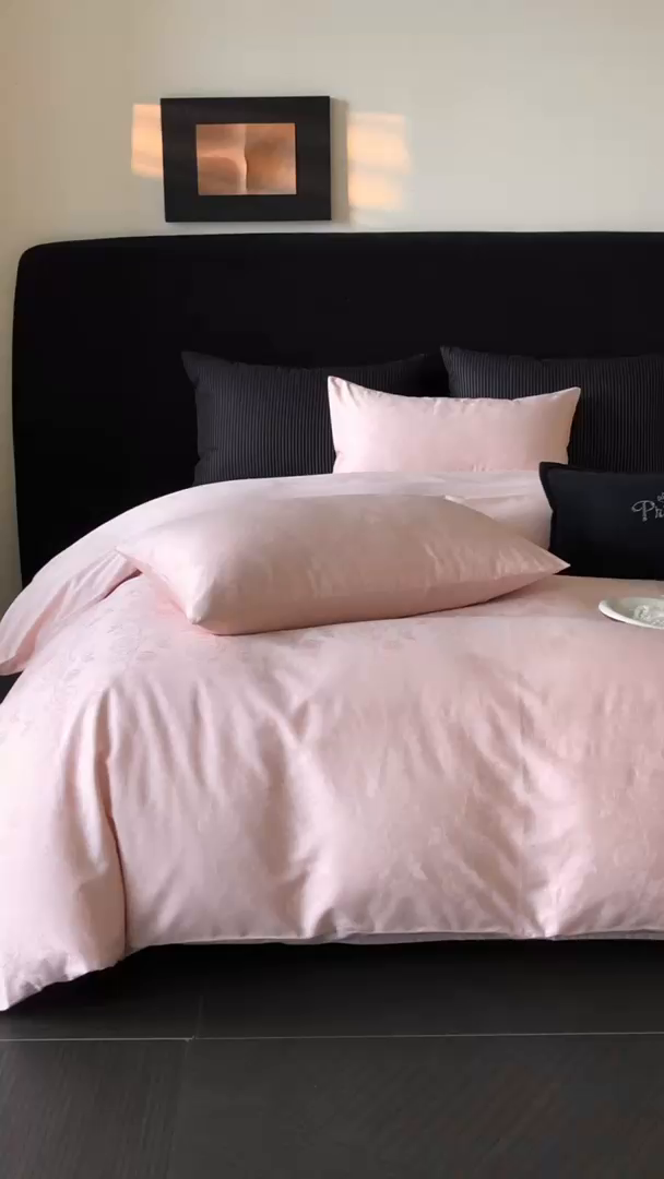 91家纺网 家纺一手货源 找家纺 立奥被业 2025新款60支全棉贡缎提花四件套 暗香粉