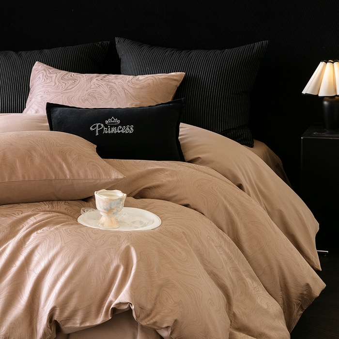 91家纺网 家纺一手货源 找家纺 立奥被业 2025新款60支全棉贡缎提花四件套 迷蒙咖