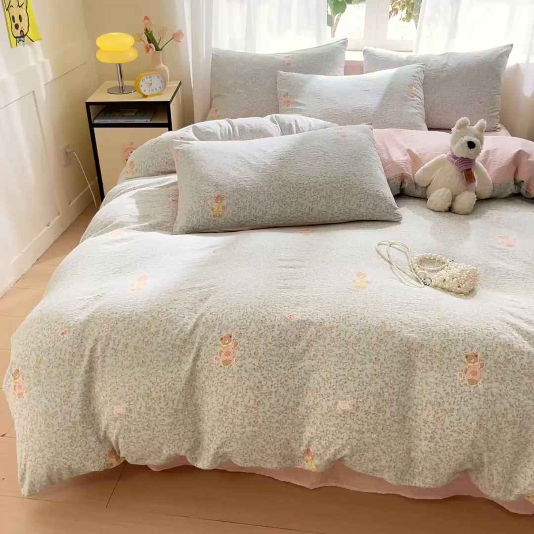 91家纺网 家纺一手货源 找家纺 格真 2025秋冬新款110克高克重提花加厚皱皱纱双层纱四件套双面印花 香草熊