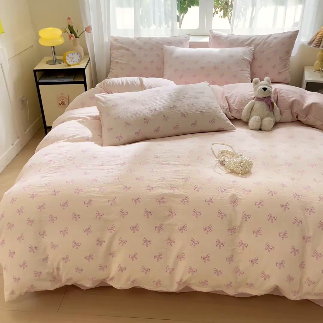 91家纺网 家纺一手货源 找家纺 格真 2025秋冬新款110克高克重提花加厚皱皱纱双层纱四件套双面印花 少女季