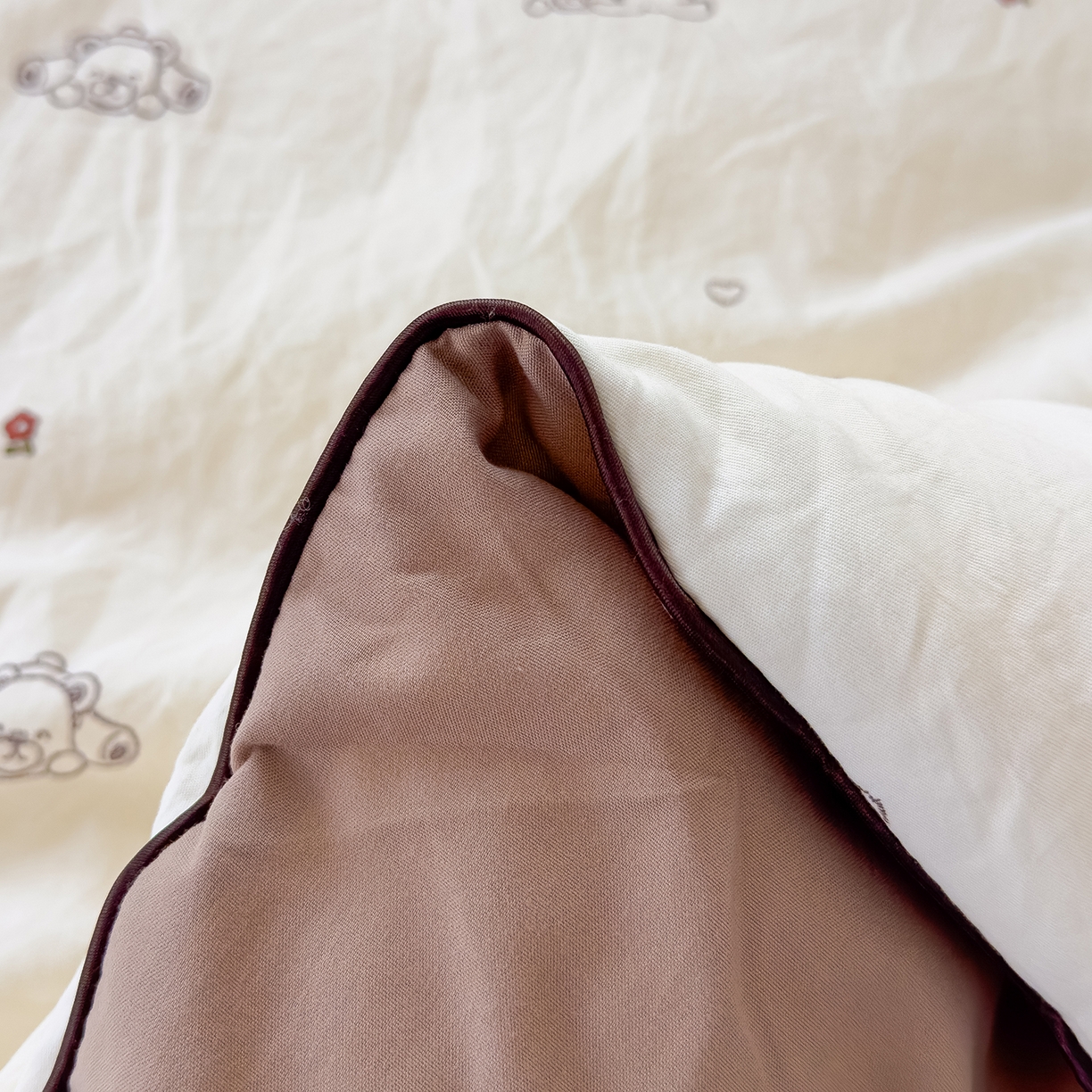 91家纺网 家纺一手货源 找家纺 蓝冰家纺 2025新款亚朵棉印花大豆冬被被子被芯 贪睡熊