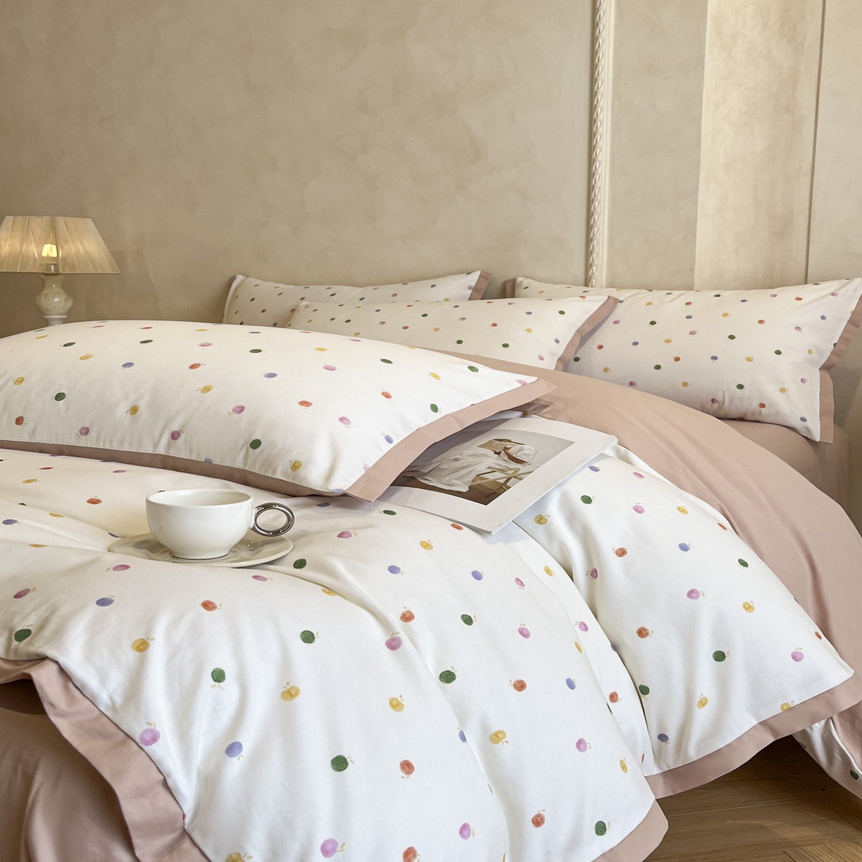 91家纺网 家纺一手货源 找家纺 柠馨2025全棉磨毛印花四件套精致小边款 斑斓果果