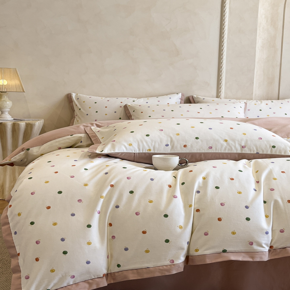 91家纺网 家纺一手货源 找家纺 柠馨2025全棉磨毛印花四件套精致小边款 斑斓果果