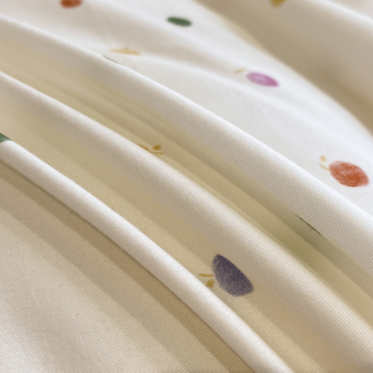 91家纺网 家纺一手货源 找家纺 柠馨2025全棉磨毛印花四件套精致小边款 斑斓果果