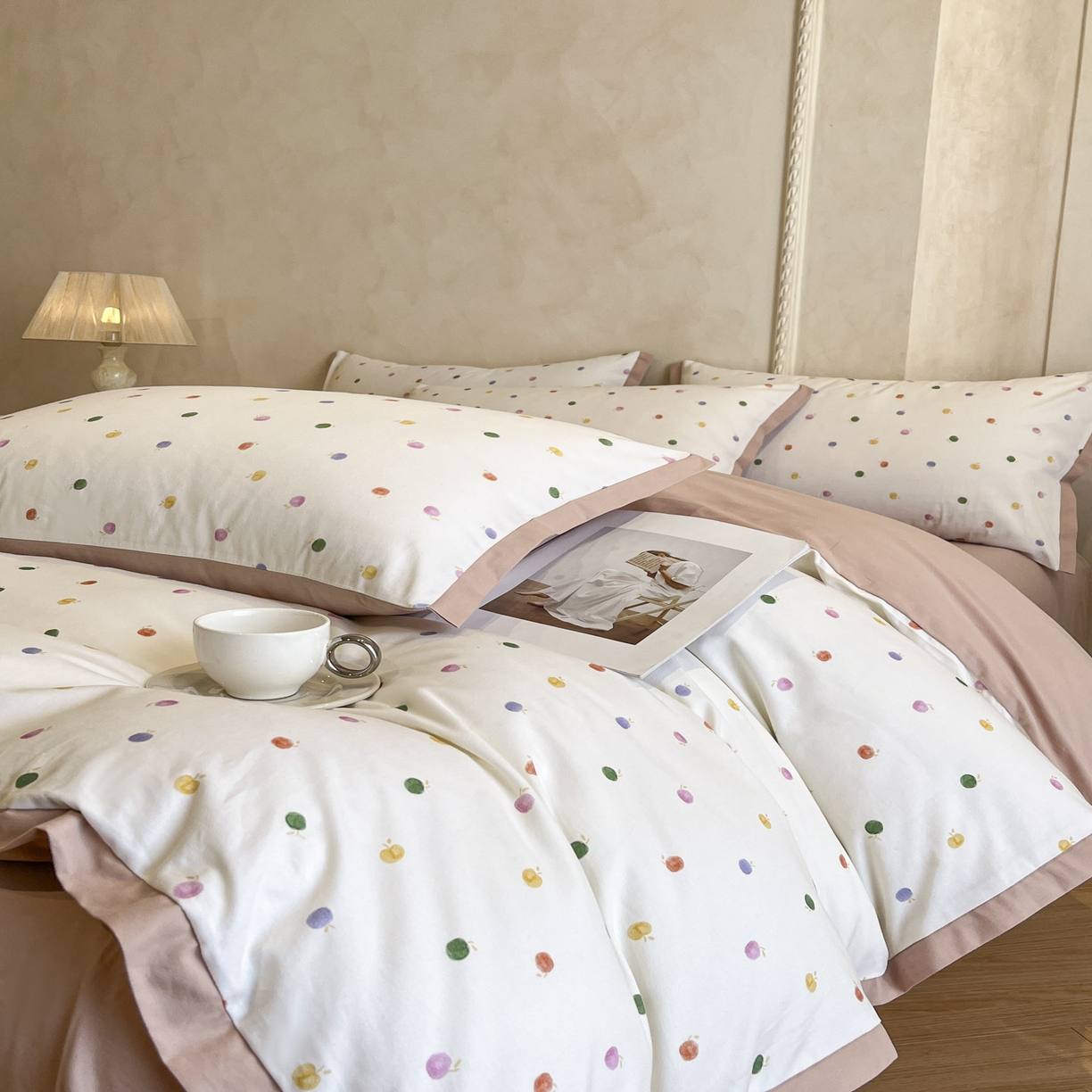 91家纺网 家纺一手货源 找家纺 柠馨2025全棉磨毛印花四件套精致小边款 斑斓果果