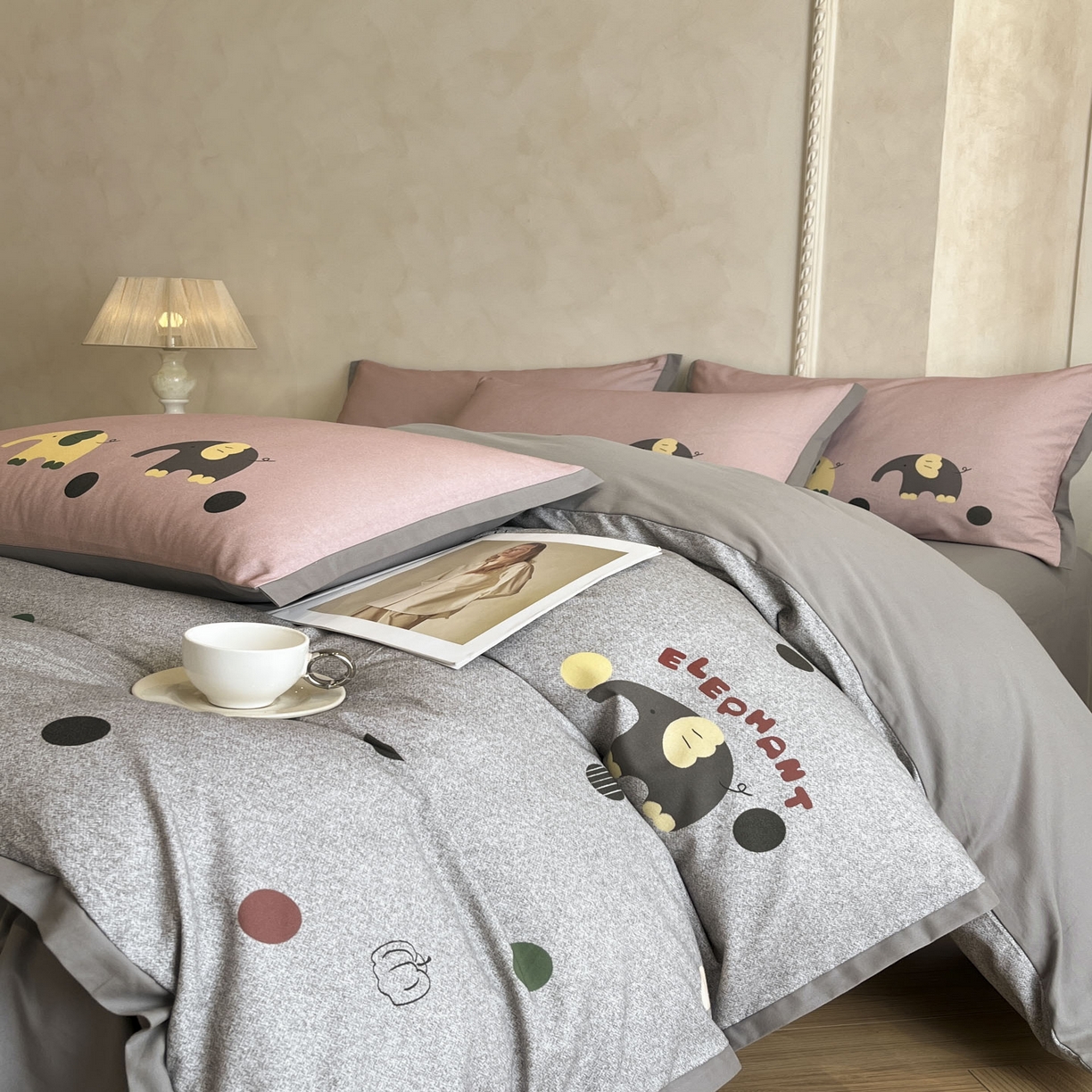 91家纺网 家纺一手货源 找家纺 柠馨2025全棉磨毛印花四件套精致小边款 波点小象