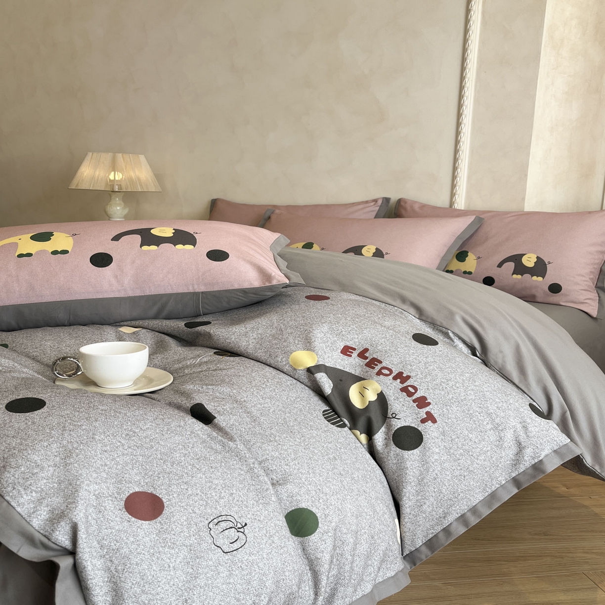 91家纺网 家纺一手货源 找家纺 柠馨2025全棉磨毛印花四件套精致小边款 波点小象