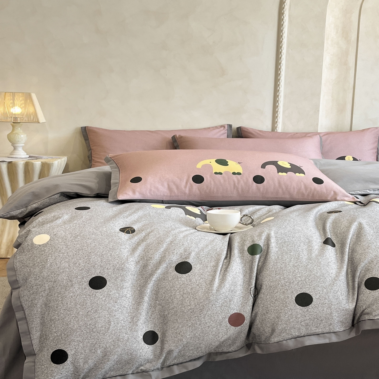 91家纺网 家纺一手货源 找家纺 柠馨2025全棉磨毛印花四件套精致小边款 波点小象