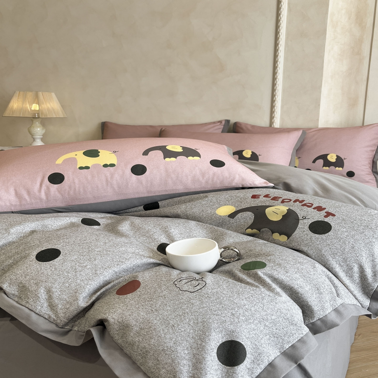 91家纺网 家纺一手货源 找家纺 柠馨2025全棉磨毛印花四件套精致小边款 波点小象