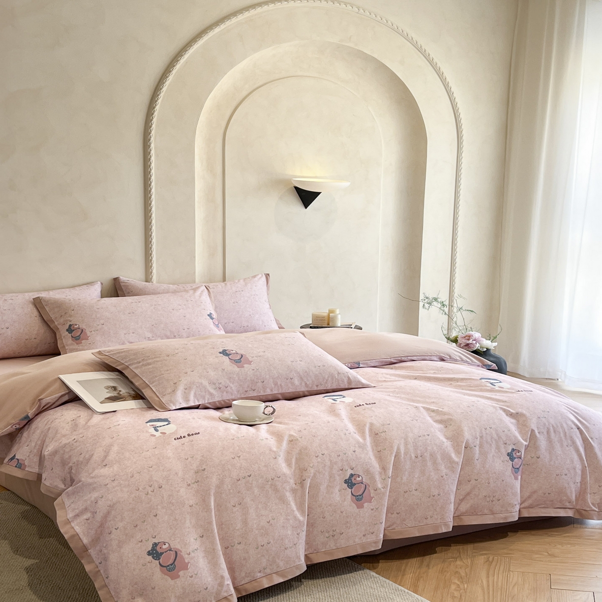 91家纺网 家纺一手货源 找家纺 柠馨2025全棉磨毛印花四件套精致小边款 粉粉萌熊