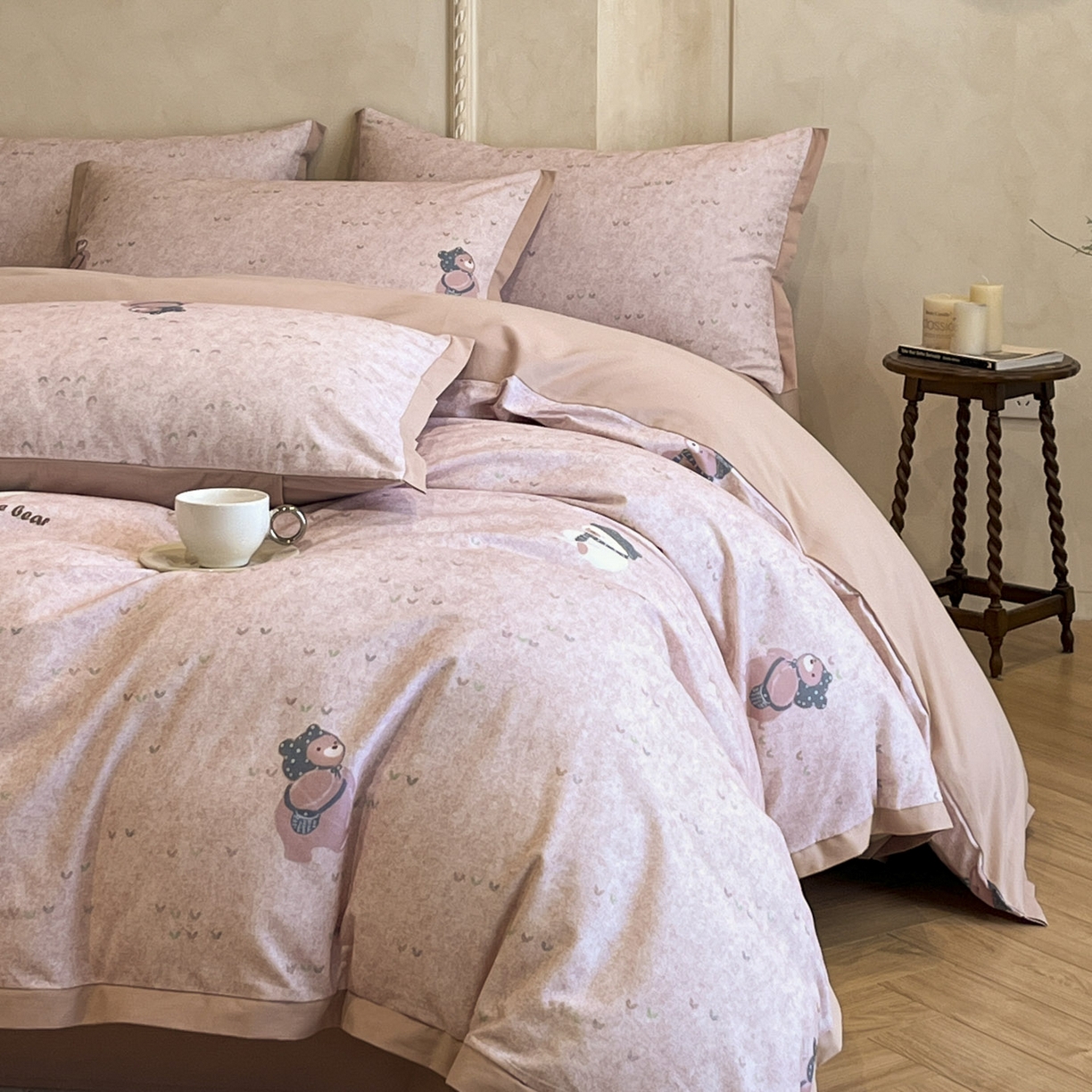 91家纺网 家纺一手货源 找家纺 柠馨2025全棉磨毛印花四件套精致小边款 粉粉萌熊