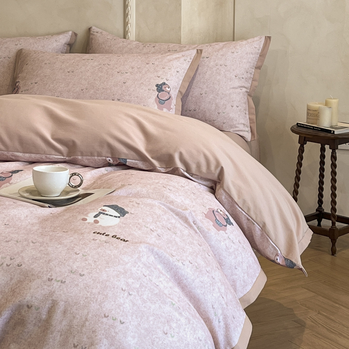 91家纺网 家纺一手货源 找家纺 柠馨2025全棉磨毛印花四件套精致小边款 粉粉萌熊