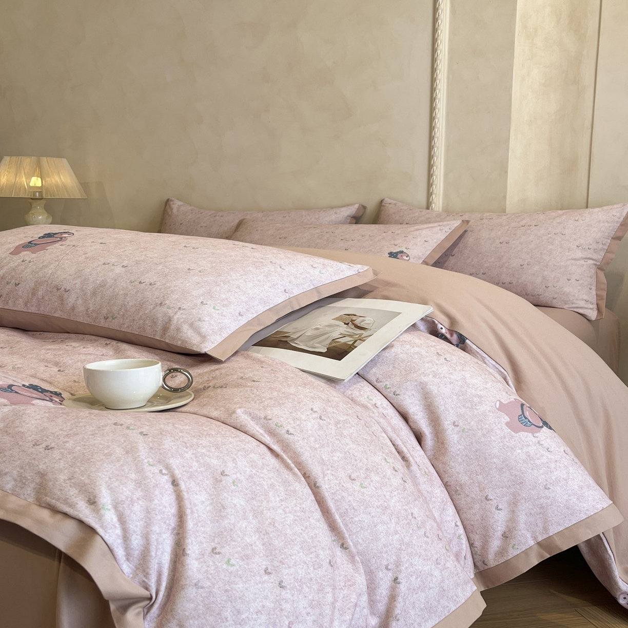 91家纺网 家纺一手货源 找家纺 柠馨2025全棉磨毛印花四件套精致小边款 粉粉萌熊