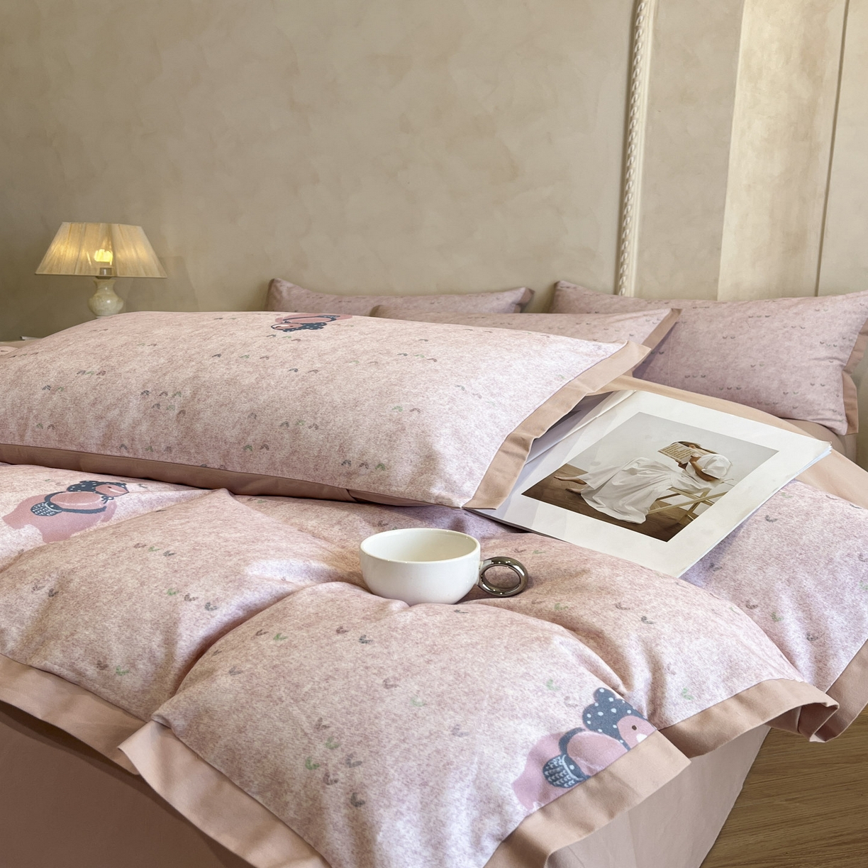 91家纺网 家纺一手货源 找家纺 柠馨2025全棉磨毛印花四件套精致小边款 粉粉萌熊