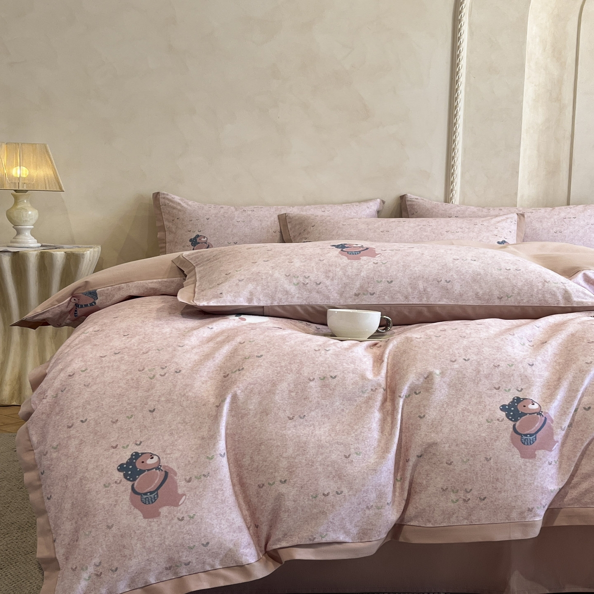 91家纺网 家纺一手货源 找家纺 柠馨2025全棉磨毛印花四件套精致小边款 粉粉萌熊