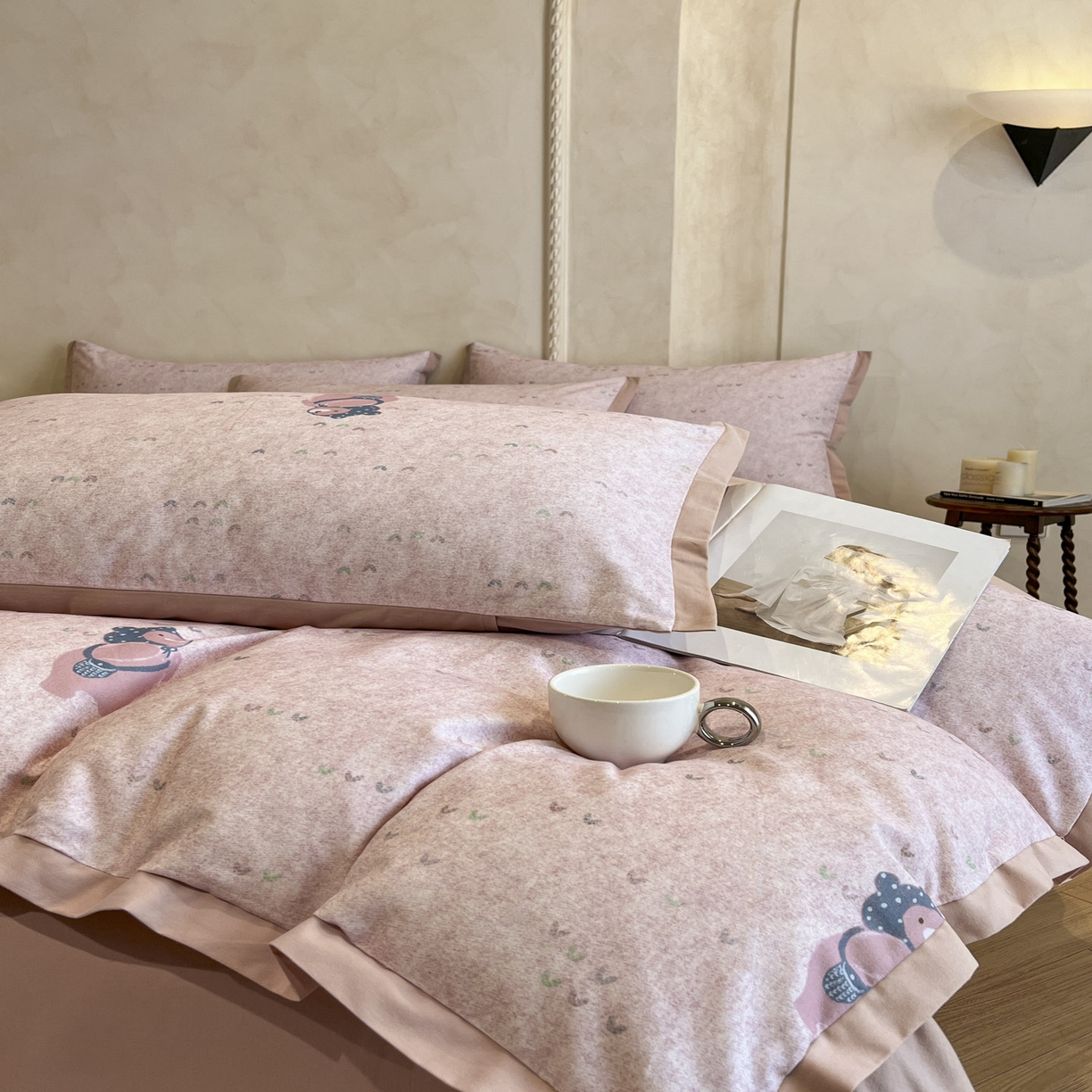 91家纺网 家纺一手货源 找家纺 柠馨2025全棉磨毛印花四件套精致小边款 粉粉萌熊